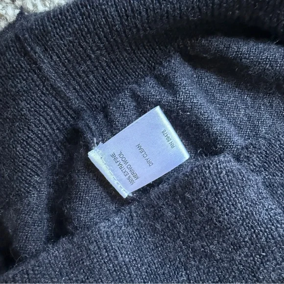 Garret Scott Mens Extra Fine Merino Wool V-Neck Sweater Dark Grey - Picture 9 of 9